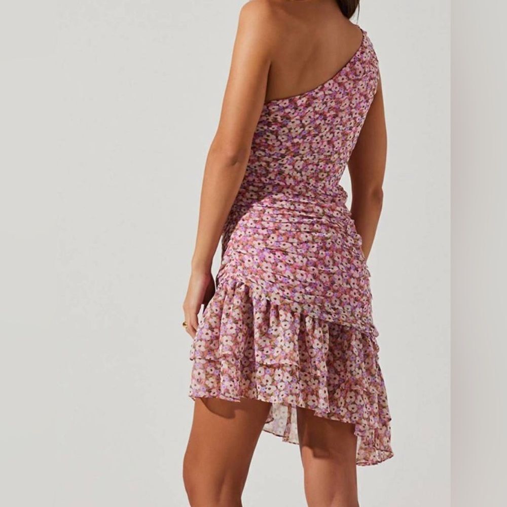 ASTR Darline One Shoulder Mini Dress in Pink Floral Size Medium - Picture 3 of 13